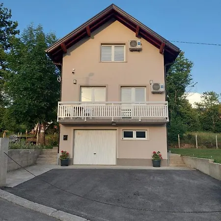 بيت للعطل House Azra *