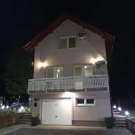 بيت للعطل House Azra